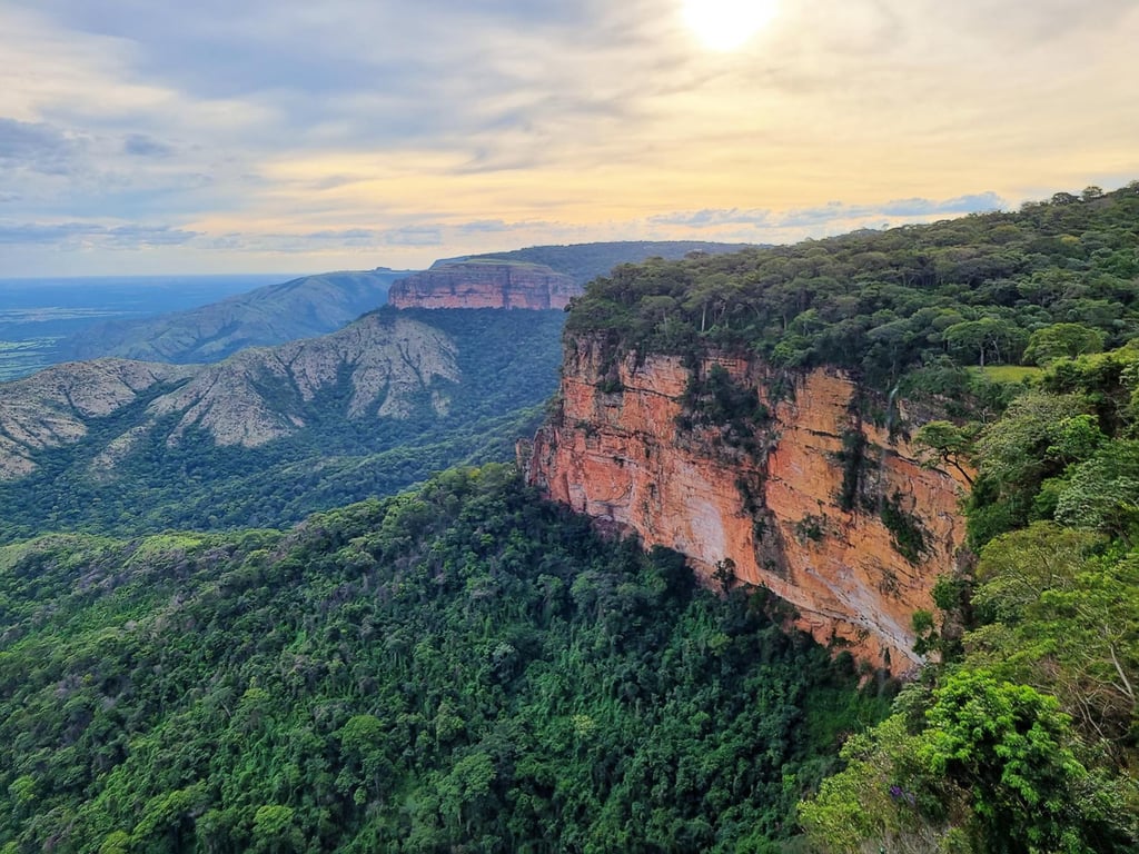 Vista panorâmica da Chapada dos Guimarães ao entardecer