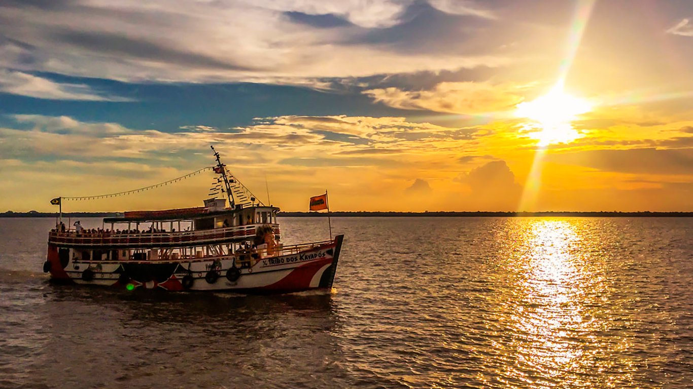 Belém do Pará ao entardecer, com rios e skyline ao fundo