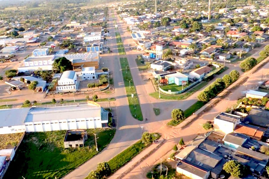 Vista aérea de Carlinda, no norte de Mato Grosso, com vegetação amazônica ao redor e área urbana ao centro