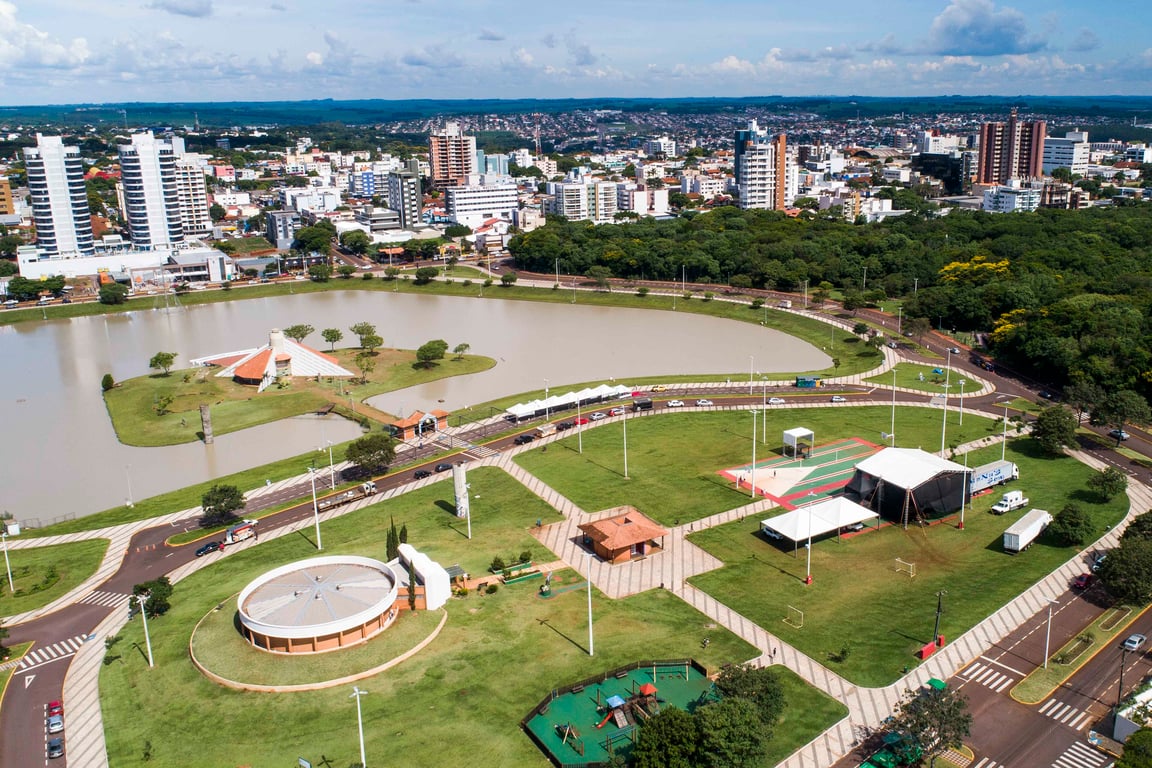 Parque Diva Paim Barth em Toledo PR, com lago e áreas verdes ao entardecer