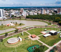 Parque Diva Paim Barth ao entardecer em Toledo PR, cartão-postal local com lago e áreas verdes.