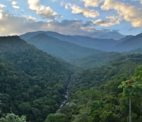 Serra da Mantiqueira no Parque Nacional do Itatiaia, com picos rochosos e vegetação de altitude.