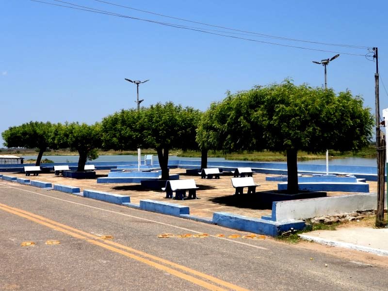 Área urbana de Francisco Ayres PI, com arborização e via pública ao fundo