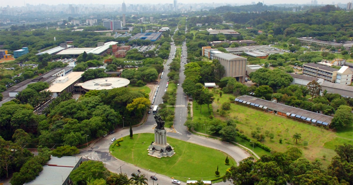 Vista aérea da Cidade Universitária (USP), em São Paulo, com áreas verdes e rotatória central.