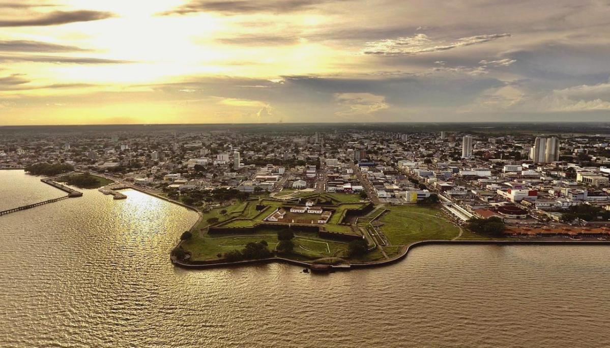 Vista aérea de Macapá AP, com o Rio Amazonas e o Marco Zero ao fundo.
