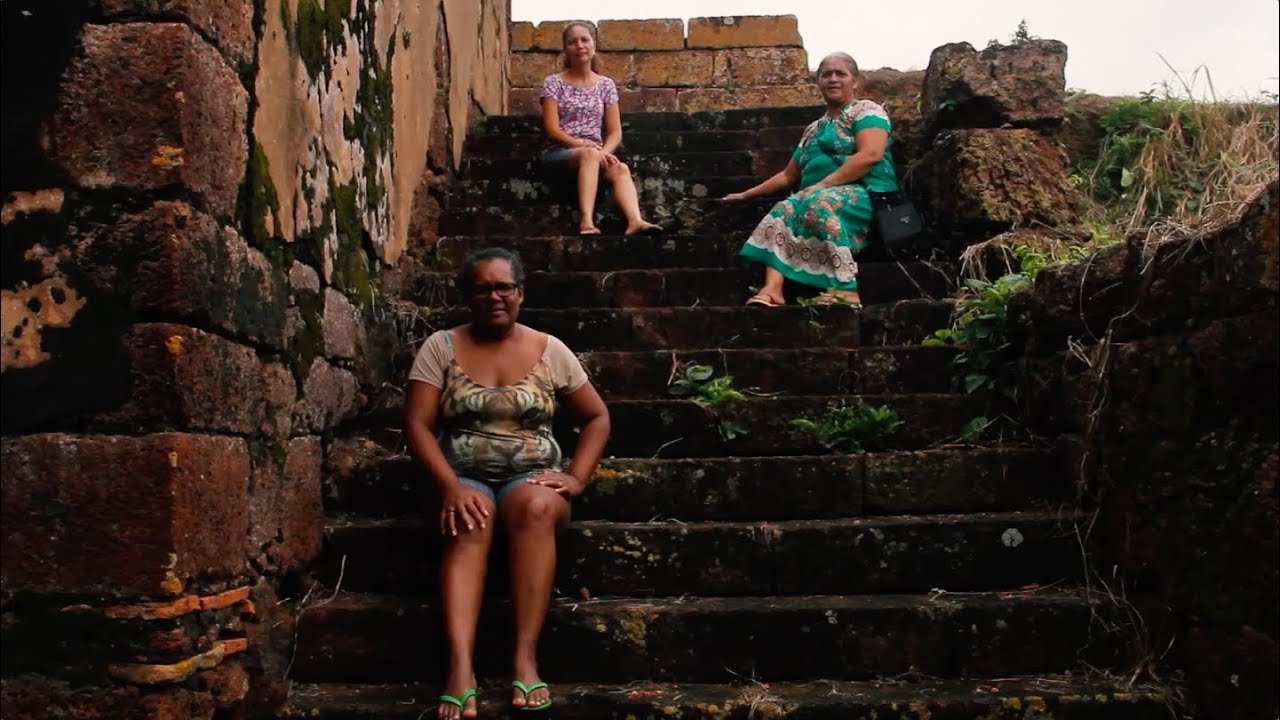 Centro histórico de Vila Bela da Santíssima Trindade, com casario colonial colorido em rua de paralelepípedo
