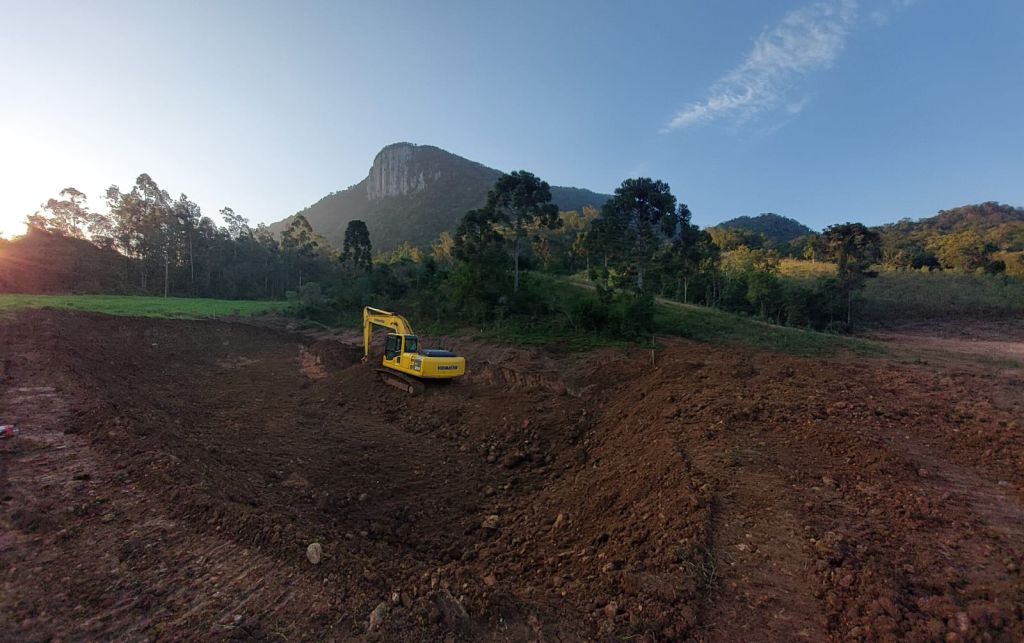 Paisagem rural na região de Cerro Branco, com atividade e morros ao fundo