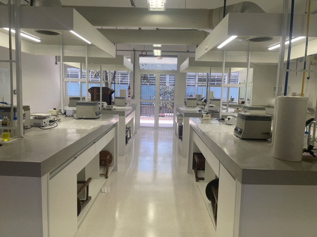 Ambiente de laboratório de ensino de Química