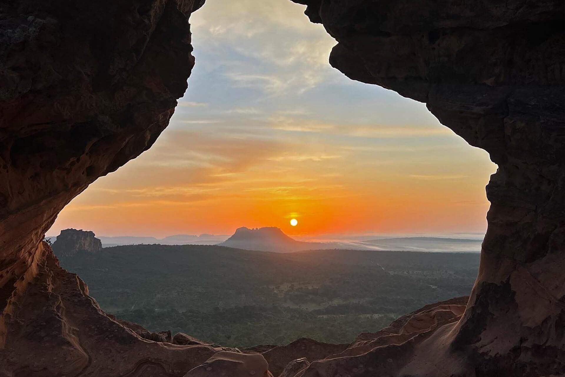 Formações rochosas da Chapada das Mesas ao pôr do sol, paisagem típica da região sul do Maranhão