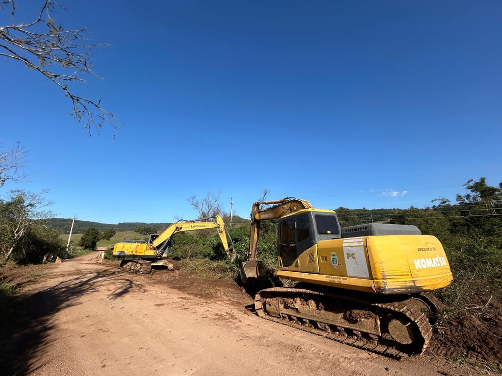 Retroescavadeiras trabalhando em estrada de terra no interior do RS