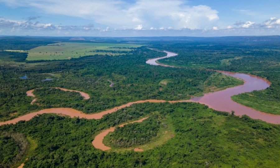 Paisagem de Jaciara MT com áreas verdes e rio no Vale do São Lourenço