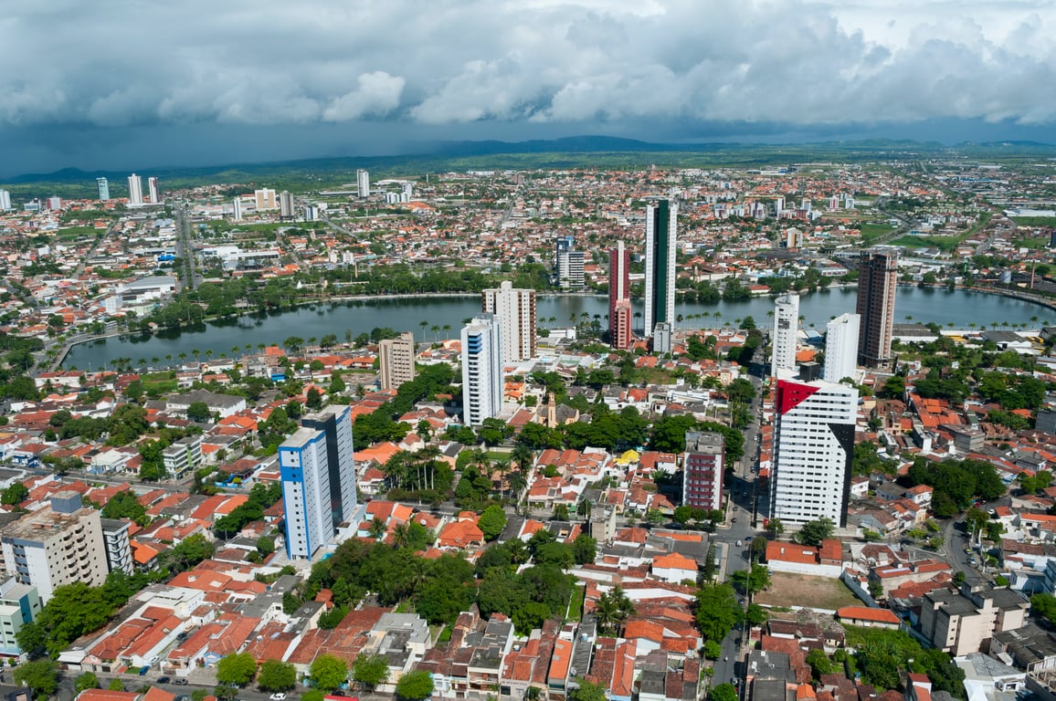 Vista aérea de Campina Grande, com skyline urbano e áreas centrais