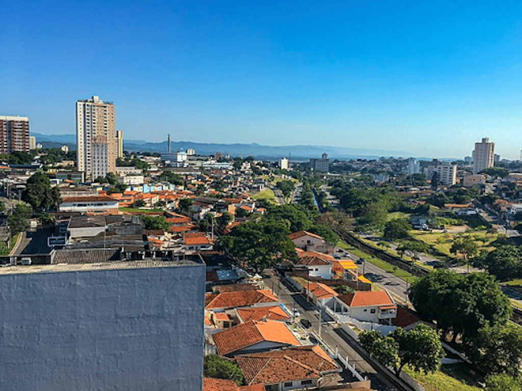Skyline de São José dos Campos ao entardecer, com a Serra da Mantiqueira ao fundo