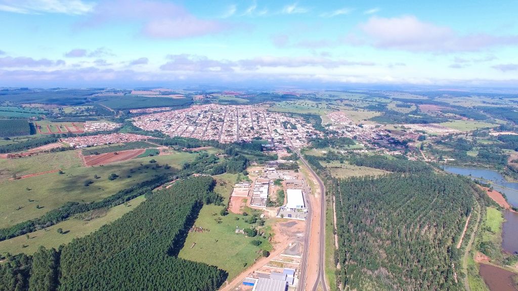 Vista aérea de Itatinga SP ao entardecer, com áreas verdes e construções baixas