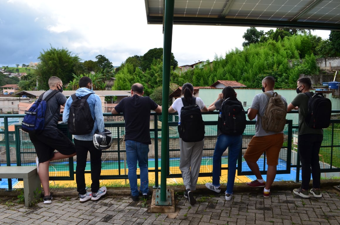 Fachada do IFMG com estudantes em circulação