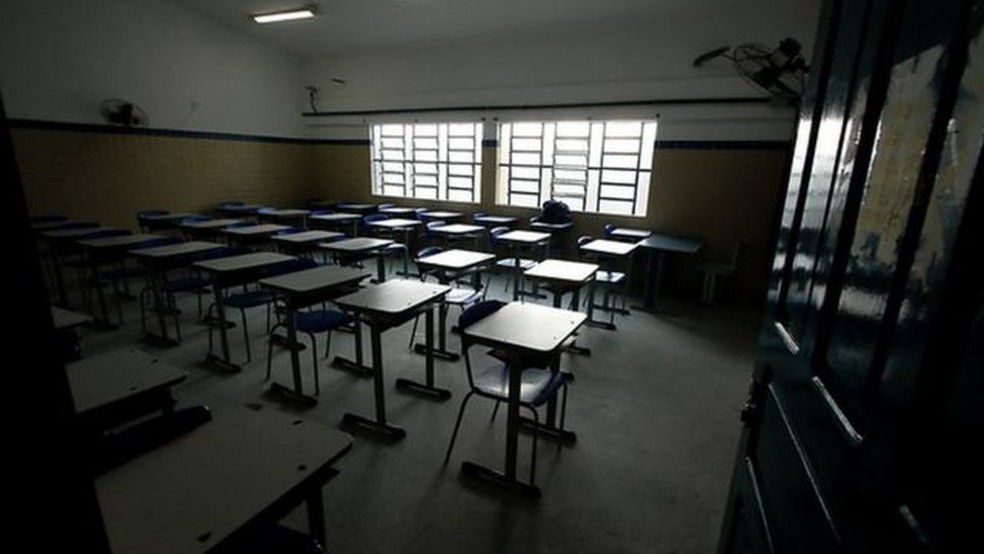 Sala de aula em escola pública no Nordeste — quadro e carteiras organizadas