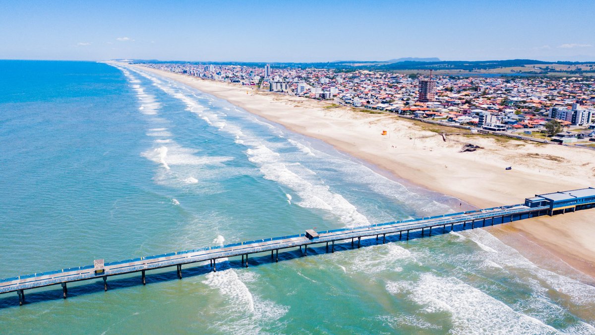 Vista aérea do litoral de Balneário Rincão ao entardecer