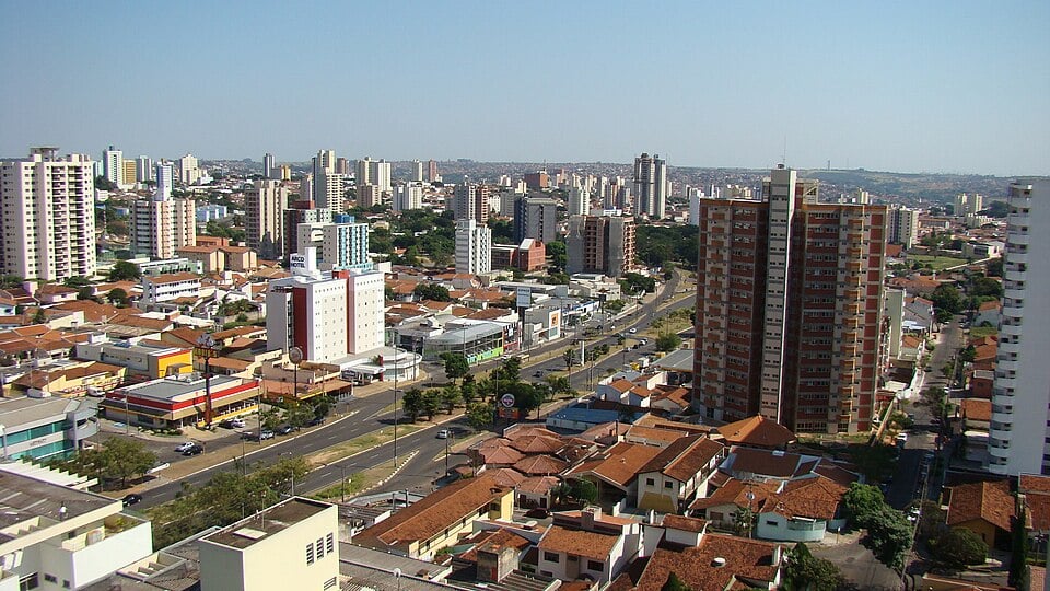Vista aérea de Bauru SP, com skyline e avenidas em dia claro