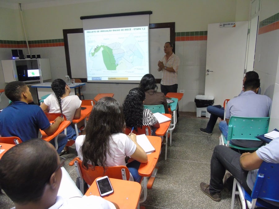 Sala de aula universitária de engenharia com professor e estudantes