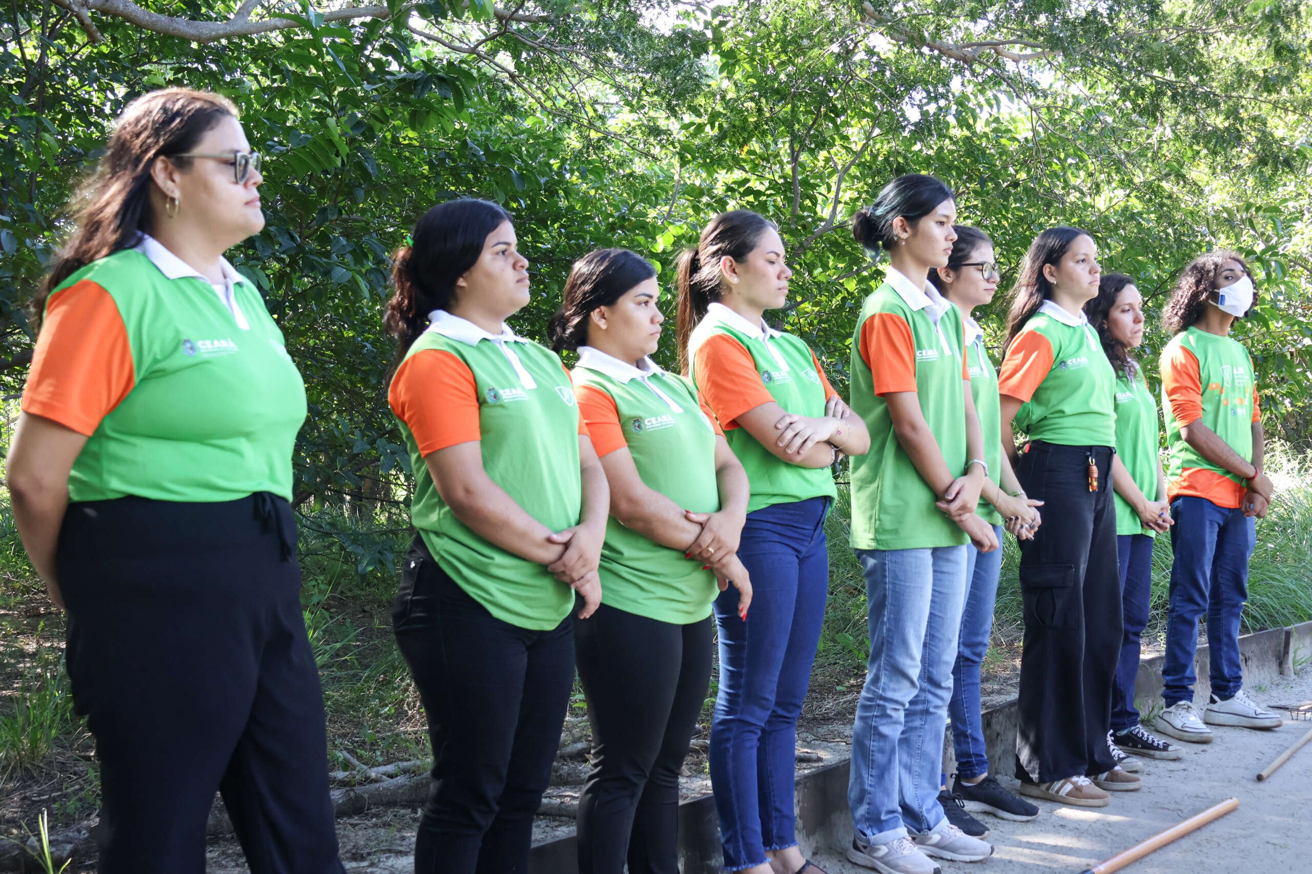 Equipe de agentes ambientais em atividade de campo