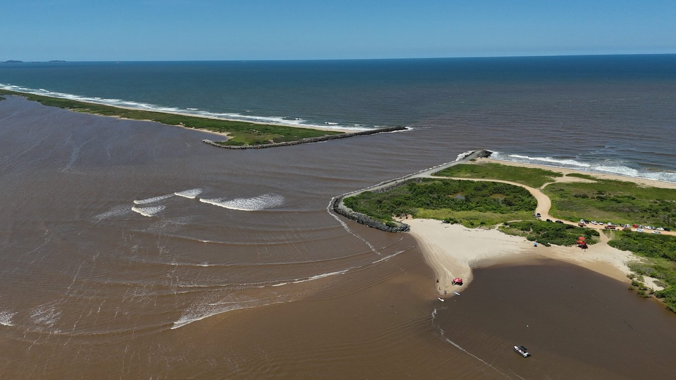 Rio Itapocu em paisagem do Vale do Itapocu SC, com ponte ao fundo