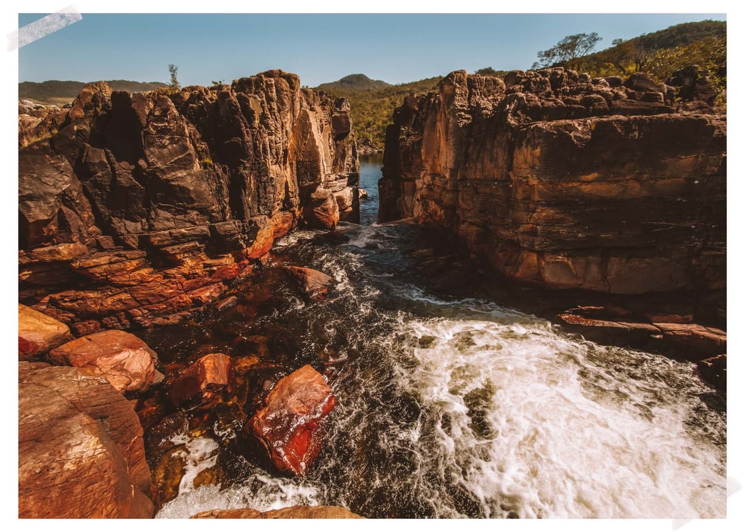 Paisagem do Vão do Paranã, no nordeste de Goiás, com serras e vales do Cerrado sob céu azul