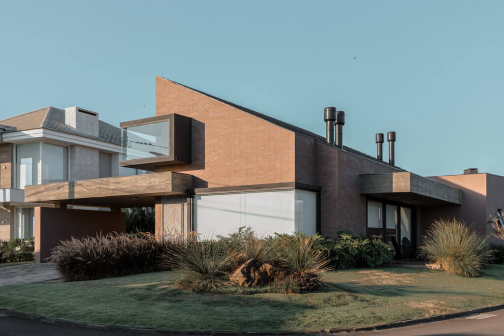 Prédio público moderno, fachada de vidro; imagem ilustrativa de órgão municipal no RS