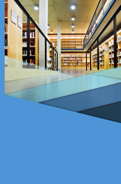 Ambiente educacional com estantes e iluminação natural, representando espaço de estudo e leitura