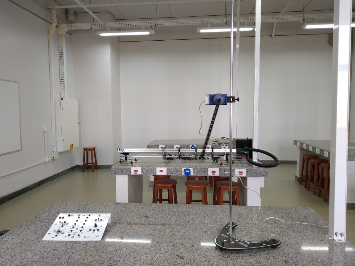 Laboratório de engenharia civil com equipamentos de ensaio