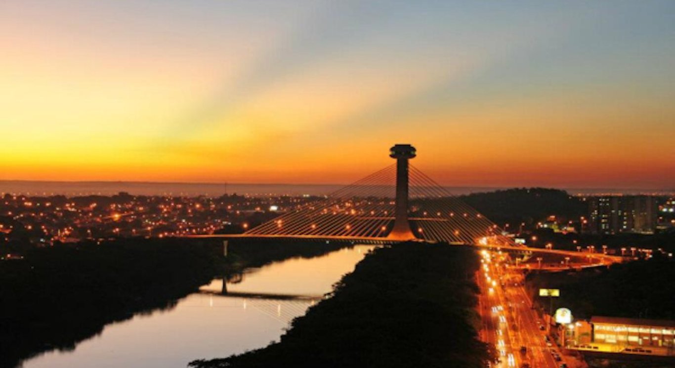 Vista panorâmica de Teresina PI com a Ponte Estaiada e o rio Poty ao pôr do sol