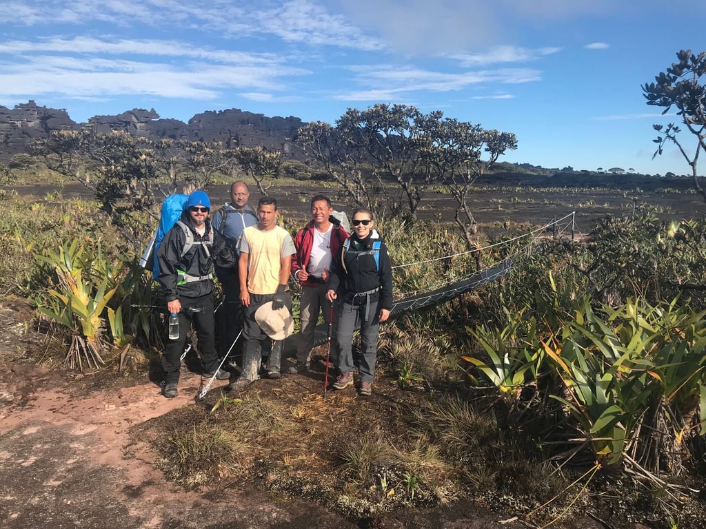 Equipe em atividade de fiscalização ambiental em unidade de conservação, com pranchetas em trilha