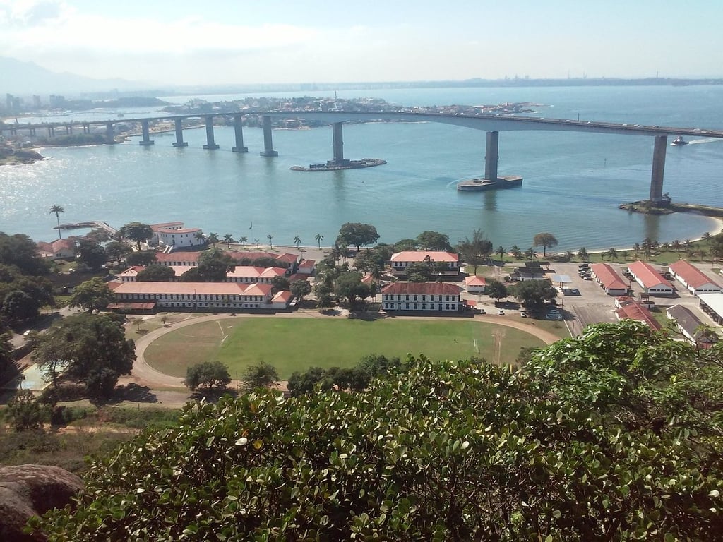 Vista aérea de Vitória ES, com a Terceira Ponte e a baía ao fundo