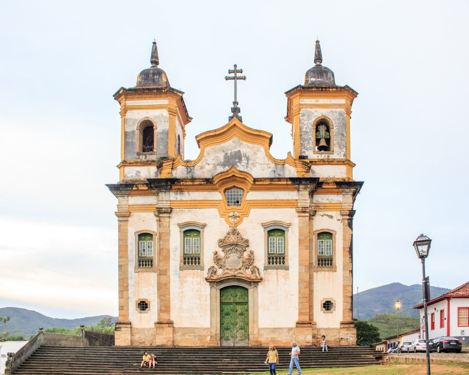 Centro histórico de Ouro Preto com igrejas barrocas ao fundo