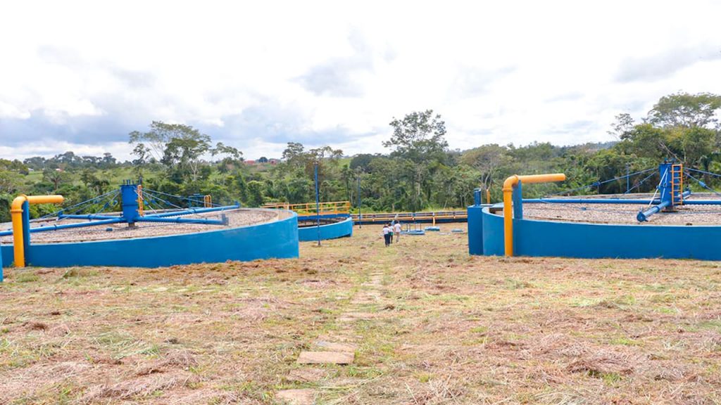 Equipe em estação de tratamento de água