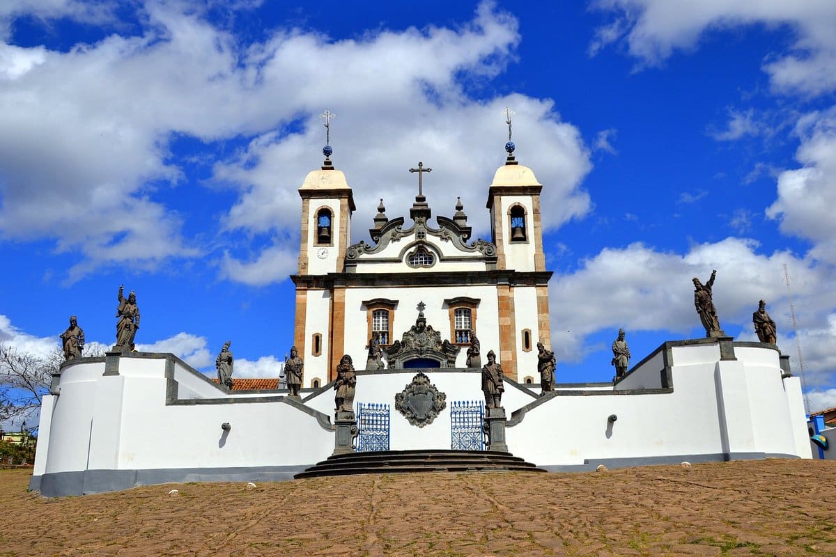 É uma imagem do post com o título Prefeitura de Caturama BA abre concurso com 84 vagas em três áreas
