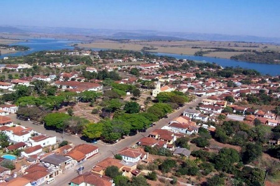 Vista urbana e lago no entorno de Delfinópolis MG