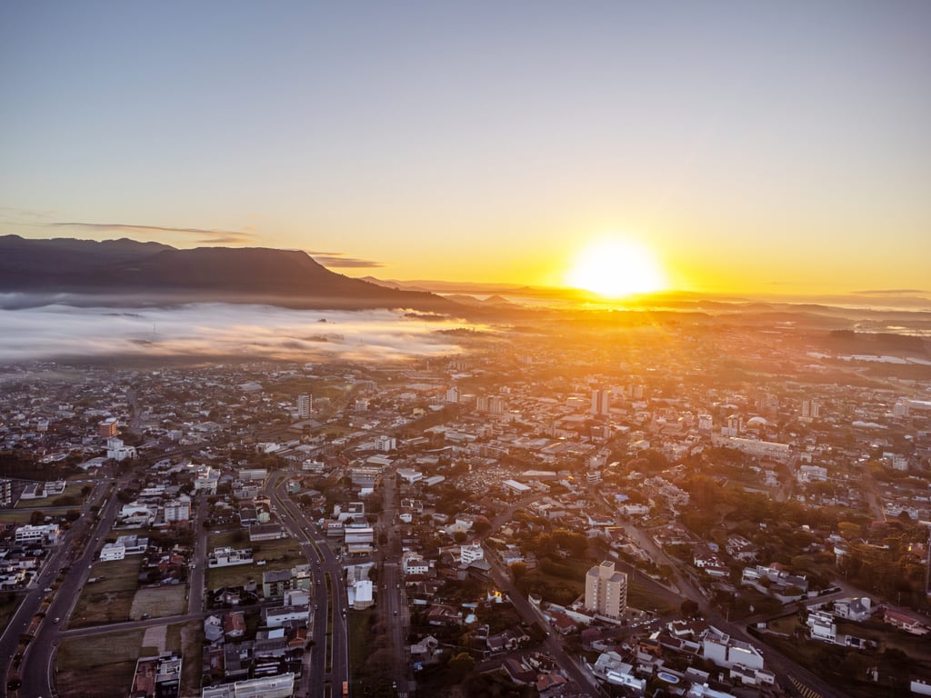 Vista aérea de Sapiranga RS, com o Morro Ferrabraz ao fundo
