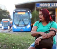 BRT articulado azul circulando no Rio de Janeiro sob gestão da MOBI-Rio.