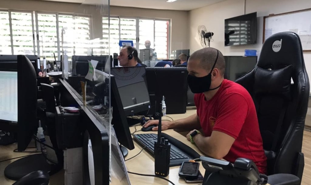 Sala de despacho de emergências com rádios e monitores