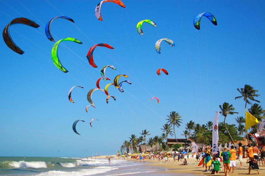 Dunas e kitesurf em Cumbuco, litoral de Caucaia CE