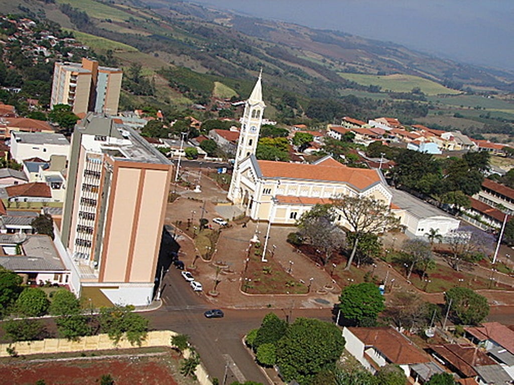 Vista aérea de Jandaia do Sul PR, com área central e Praça do Café ao fundo