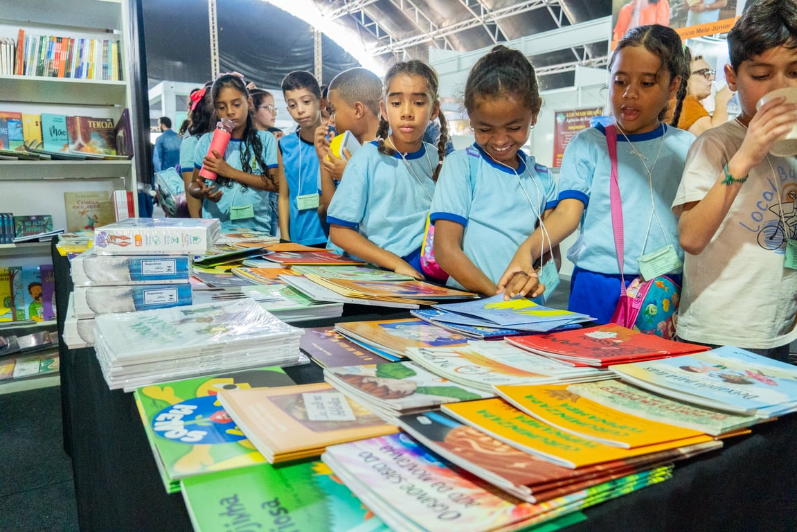 Estudantes em ambiente de aprendizagem com materiais didáticos, representando o cotidiano escolar