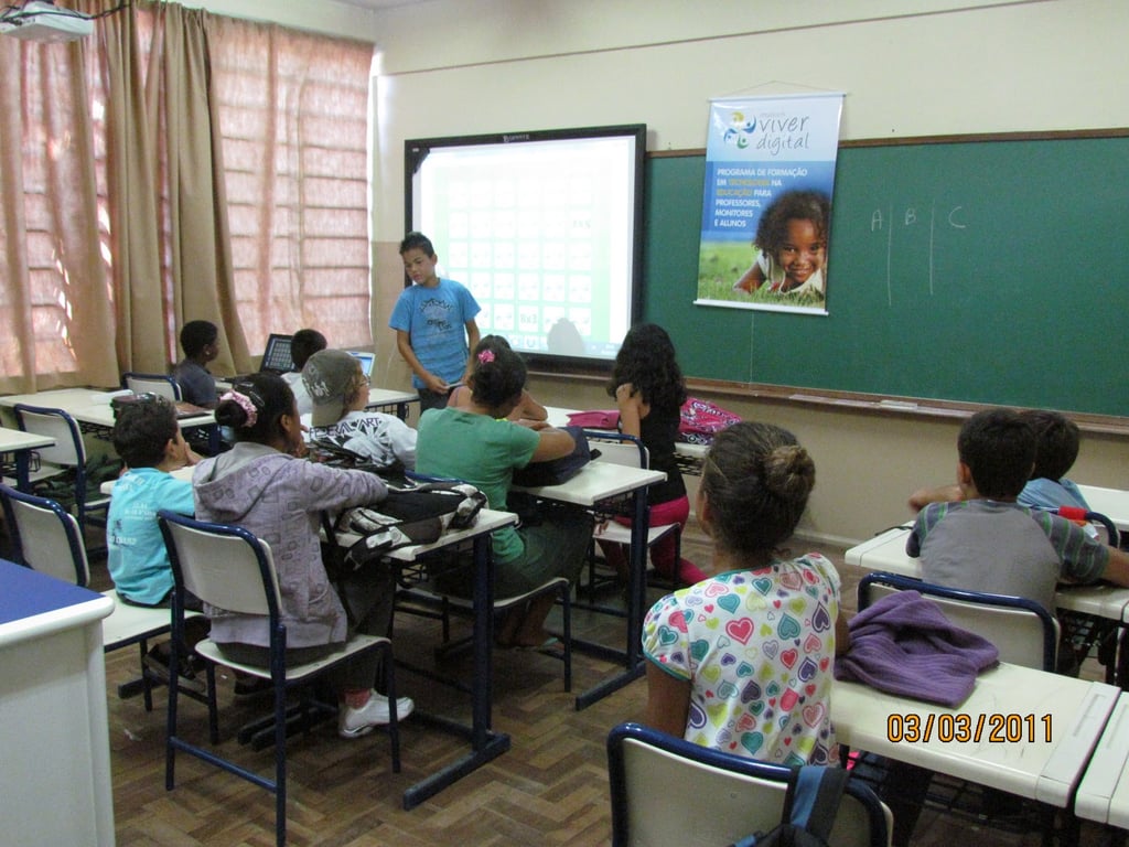 Sala de aula com estudantes e professor em escola pública