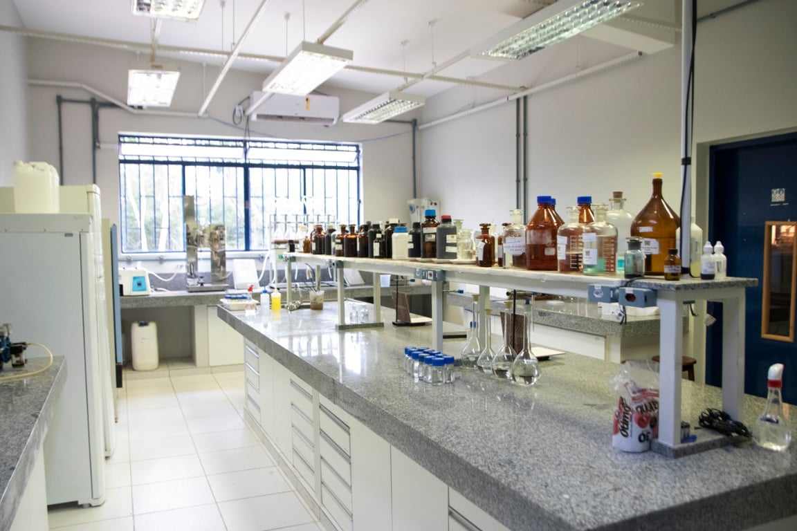 Bancada de laboratório de análises de água com vidrarias e equipamentos