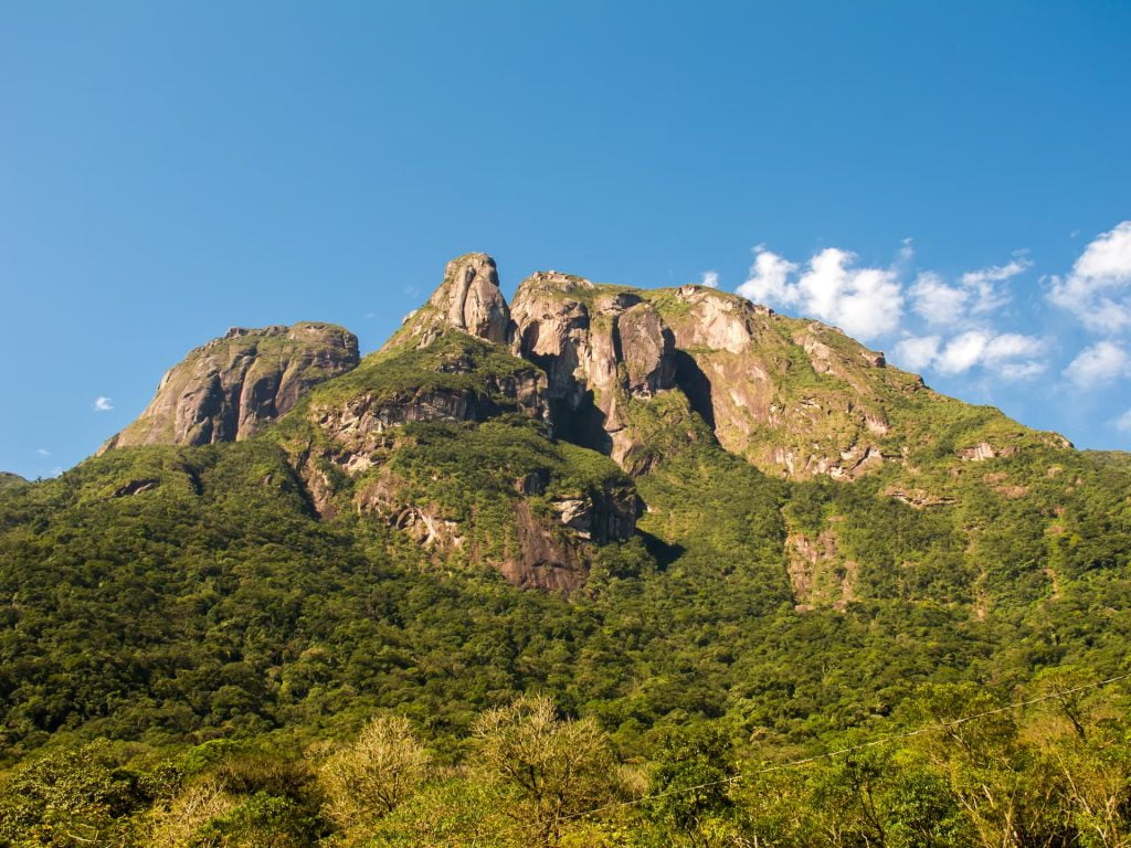 Paisagem da Serra do Mar em região de Mata Atlântica, representando o entorno natural de Garuva SC