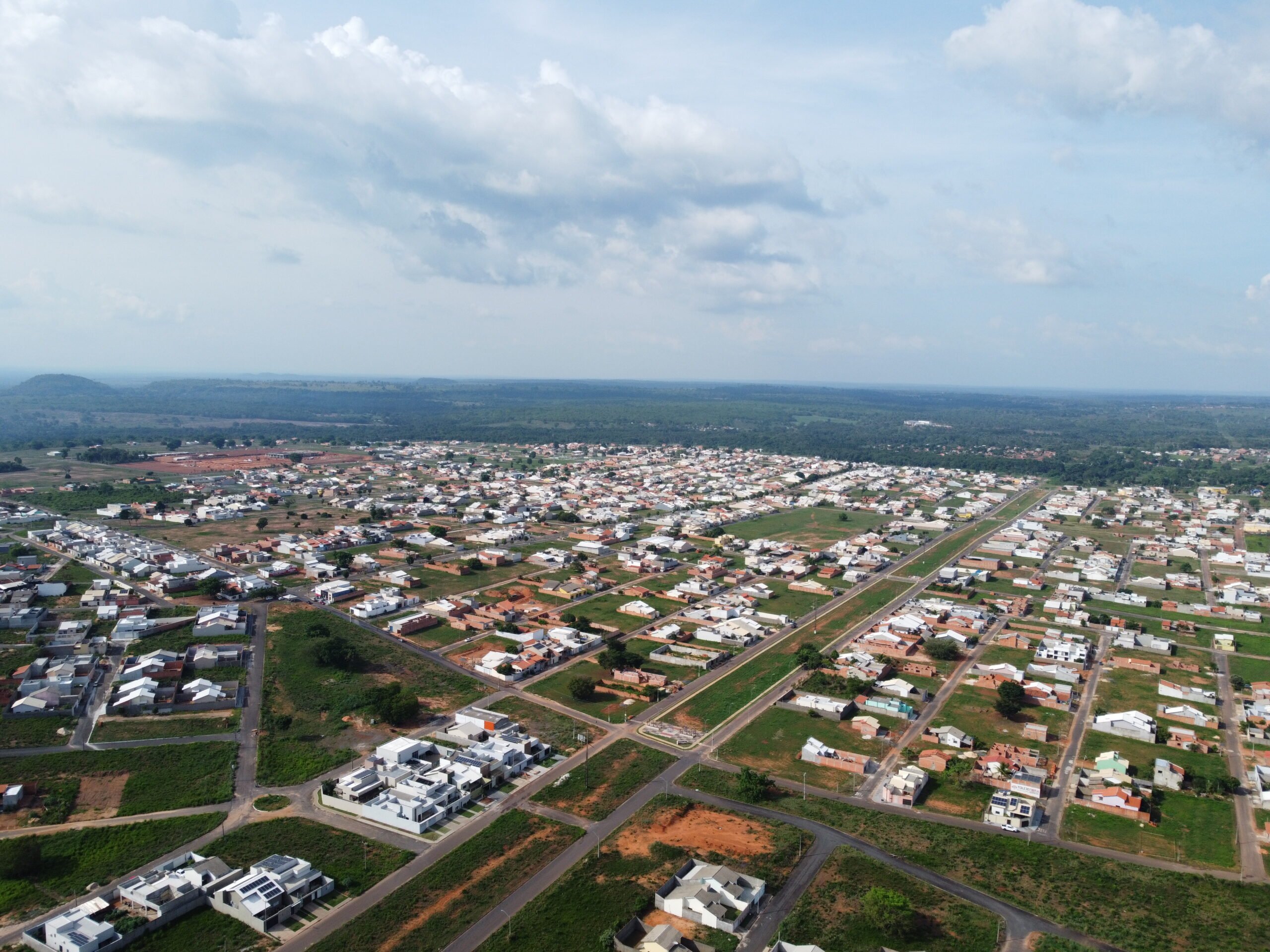 Vista aérea de Araguaína TO, com áreas urbanas e faixas de vegetação