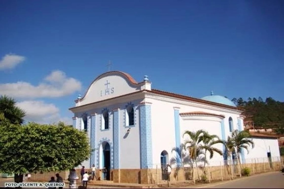 Vista do Vale do Mucuri, com igreja e vegetação sob céu claro.