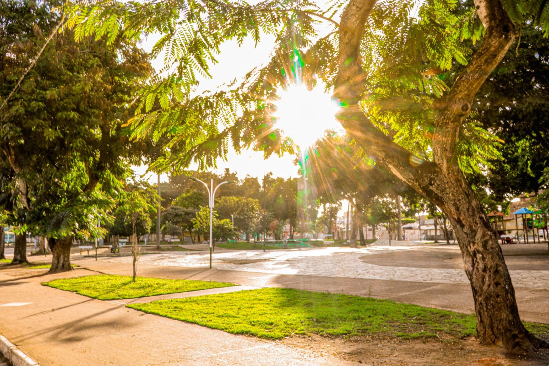 Praça central e paisagem urbana de cidade do interior da Bahia ao entardecer