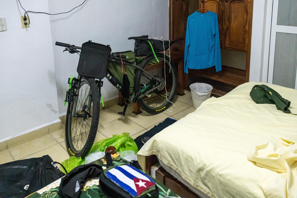 Estrada vicinal com caminhão e retroescavadeira ao amanhecer