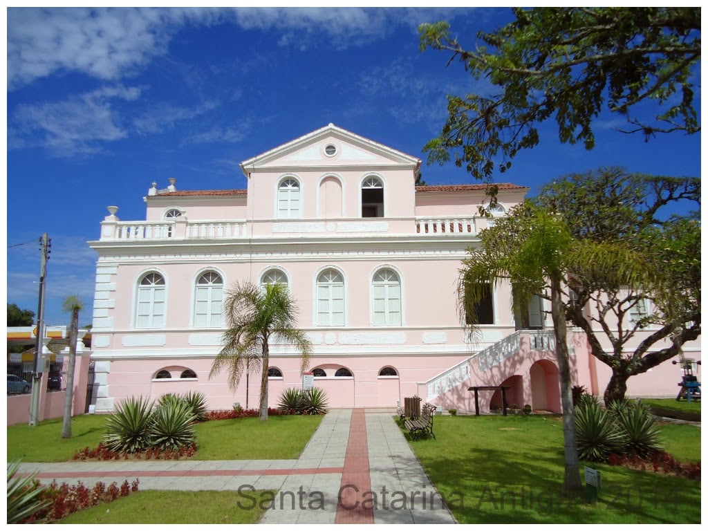 Fachada de prédio público municipal em Santa Catarina, ilustrando matéria sobre seleção pública